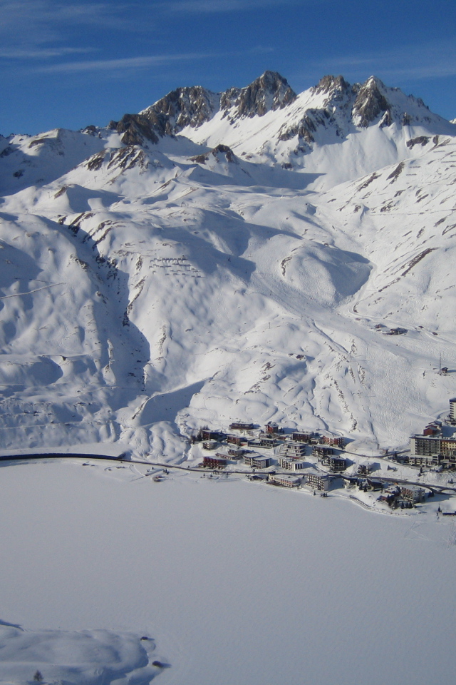 Дома у подножия горы на горнолыжном курорте Тинь, Франция