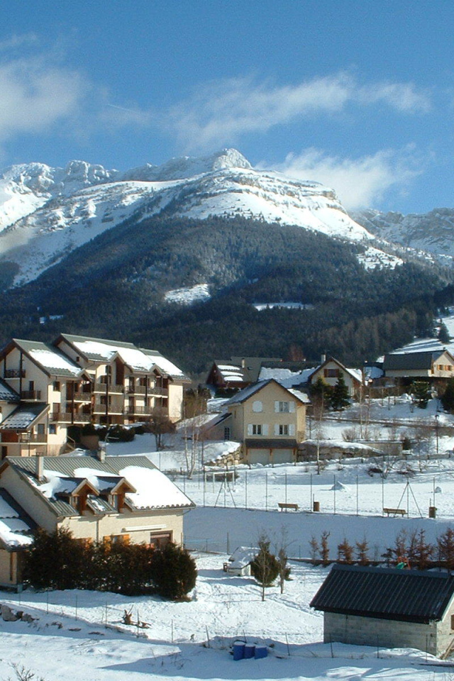 Дома на фоне гор на курорте Виллар-де-Ланс, Франция