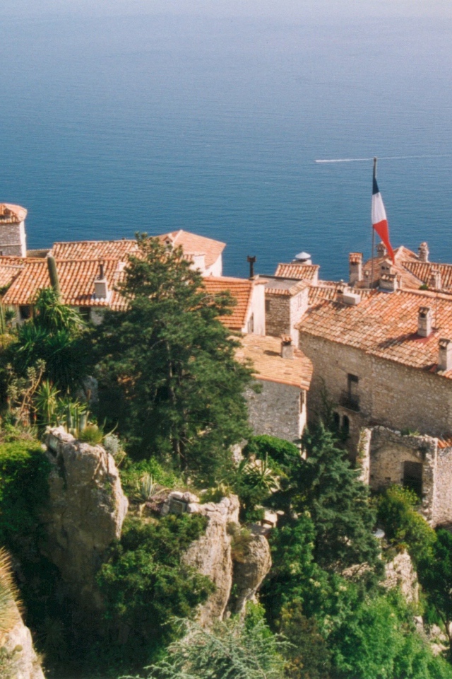 Дома на фоне моря на курорте Эз, Франция