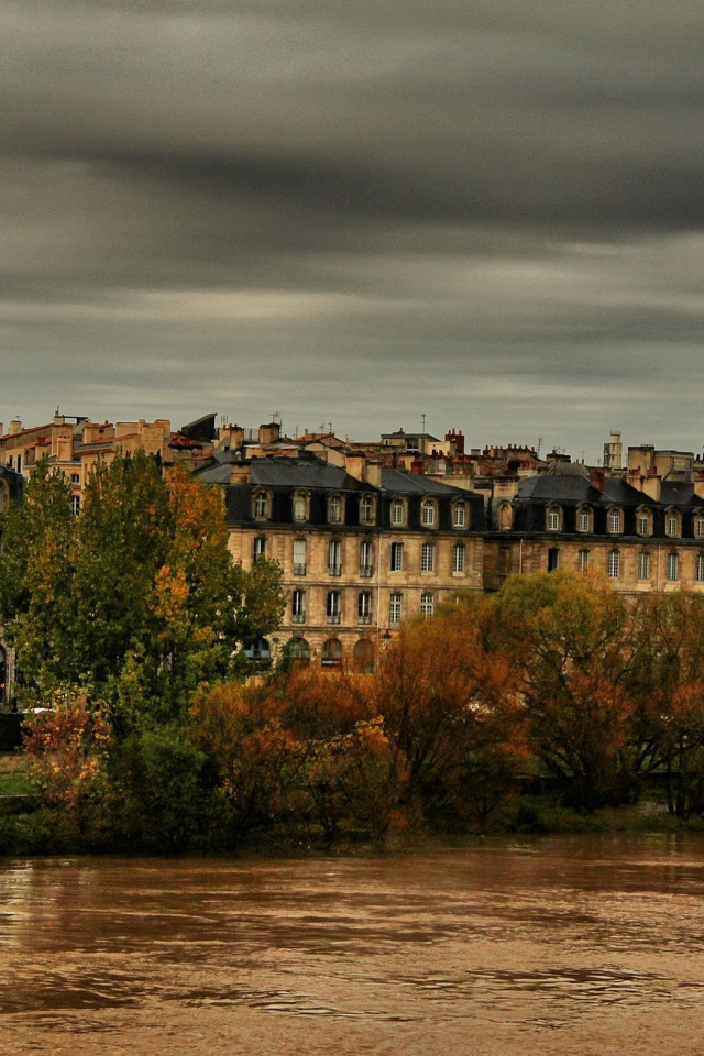 Дома на набережной в Бордо, Франция