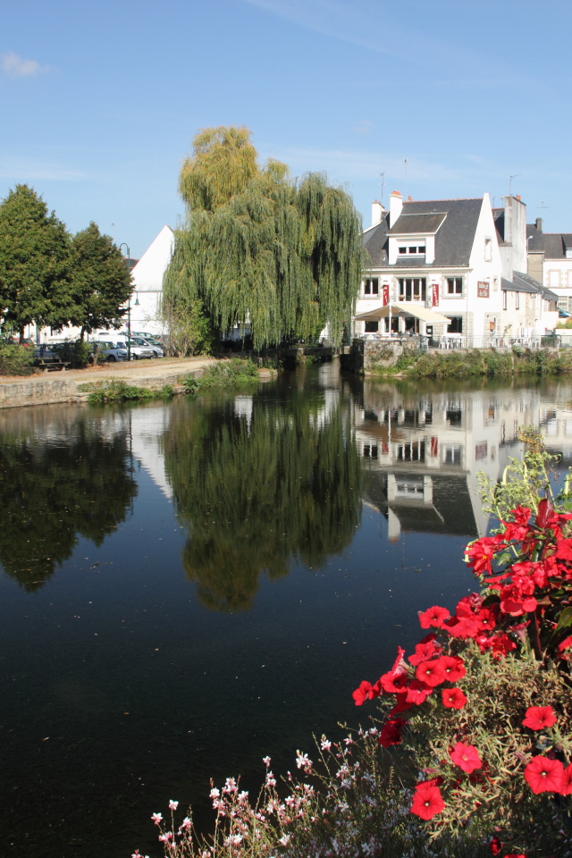 Озеро в городе в Бретань, Франция