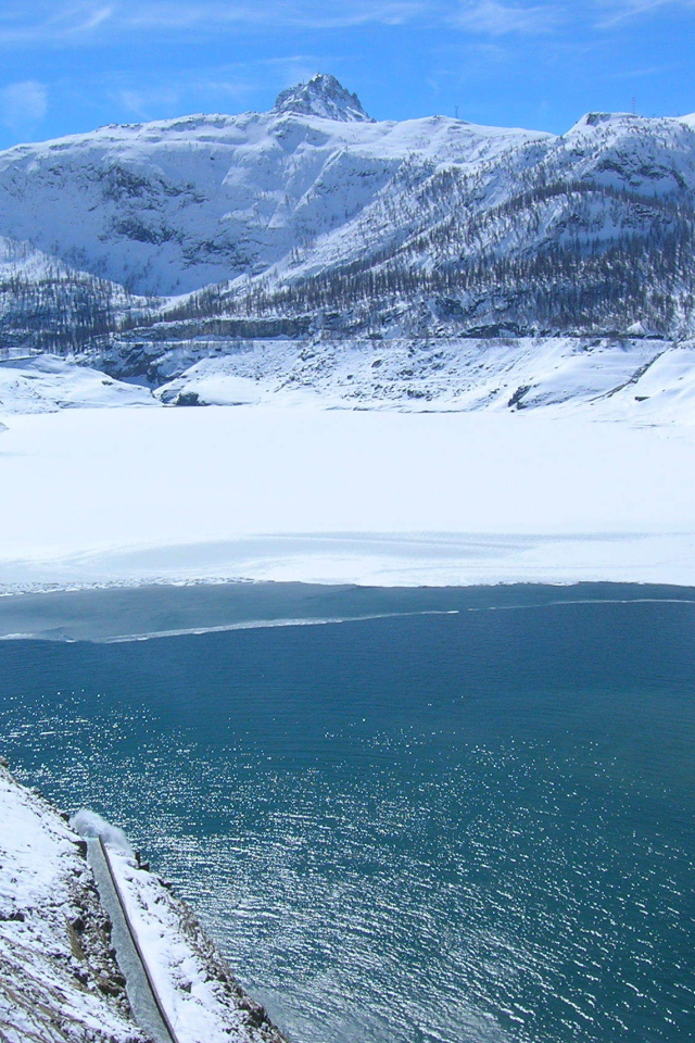 Озеро на горнолыжном курорте Тинь, Франция