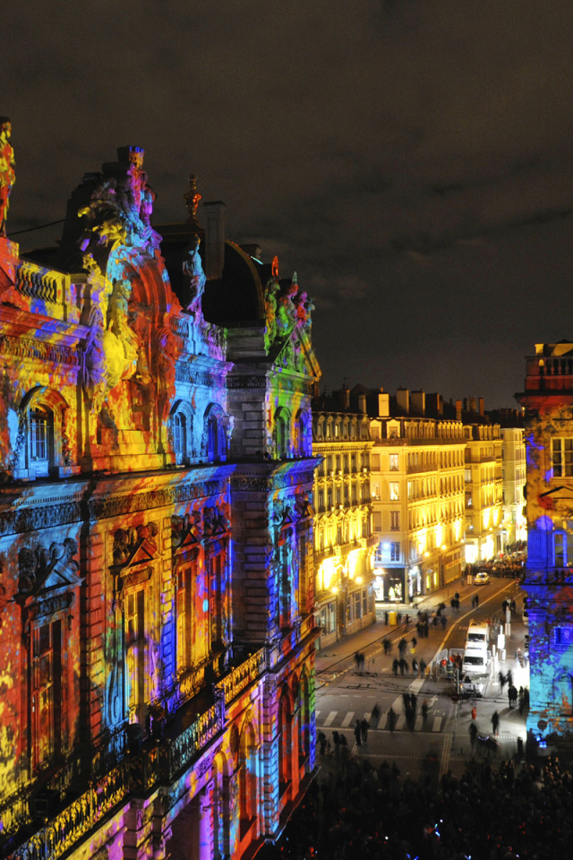 Подсветка зданий в городе Лион, Франция