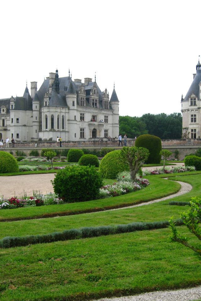 Роскошный парк перед замком в Луаре, Франция