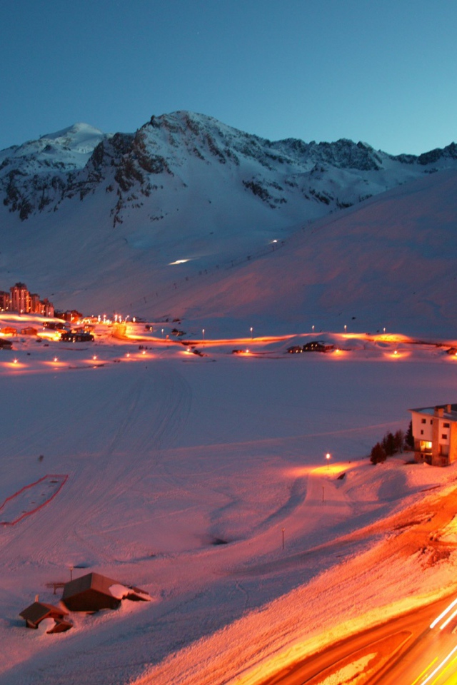 Ночное сияние на горнолыжном курорте Тинь, Франция