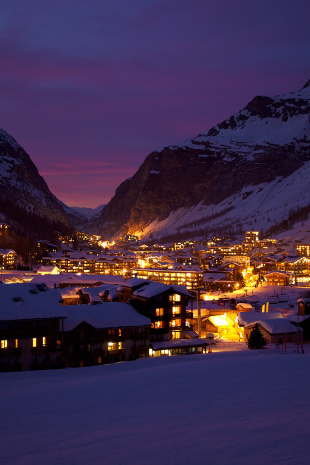 Ночные огни на горнолыжном курорте Валь д'Изер, Франция