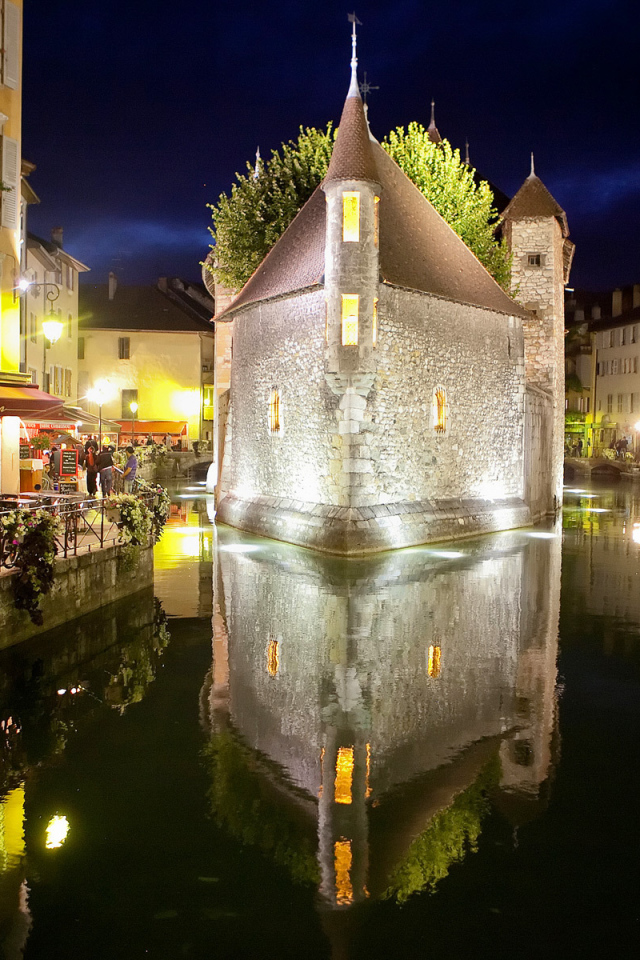 Ночные огни в городе Аннеси, Франция