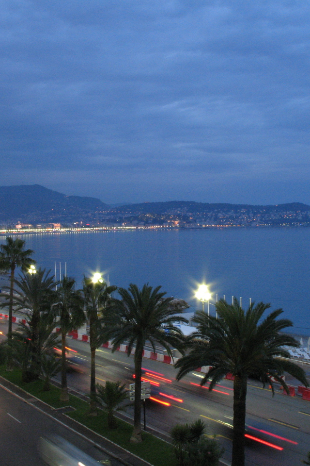 Ночные огни в городе Ницца, Франция