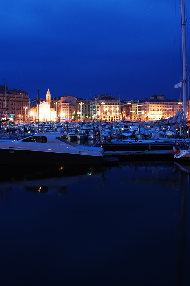 Ночные огни в порту в городе Марсель, Франция