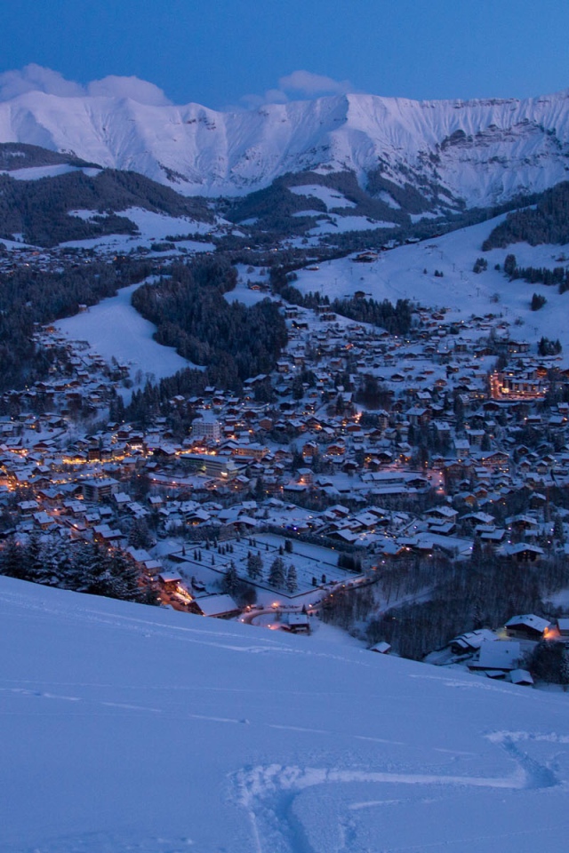 Ночные огни на горнолыжном курорте Межев, Франция