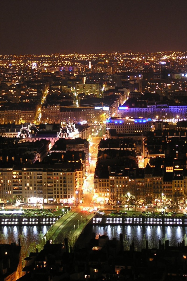 Ночная панорама в городе Лион, Франция