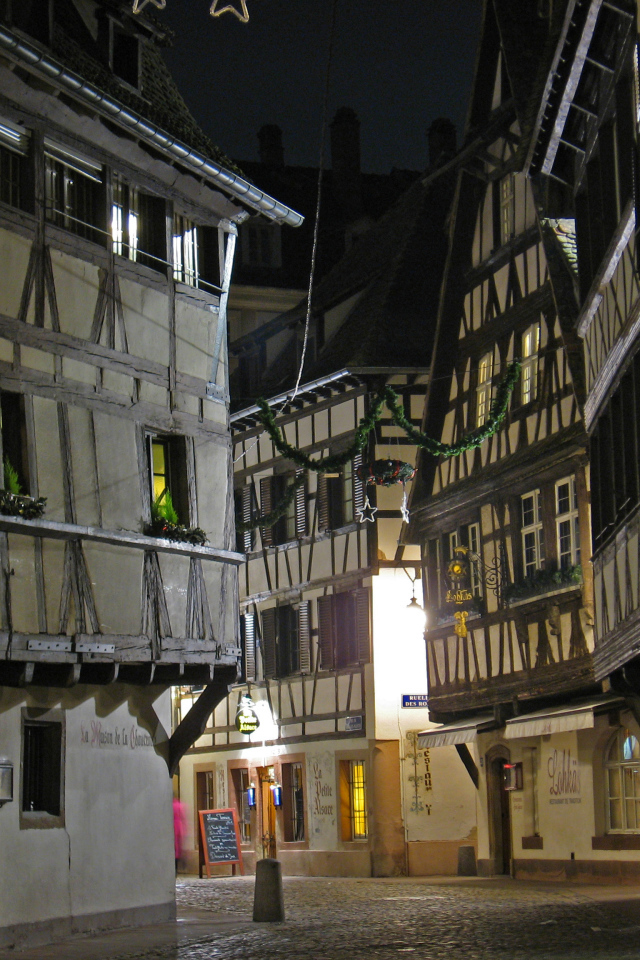 Ночная улица в городе Страсбург, Франция