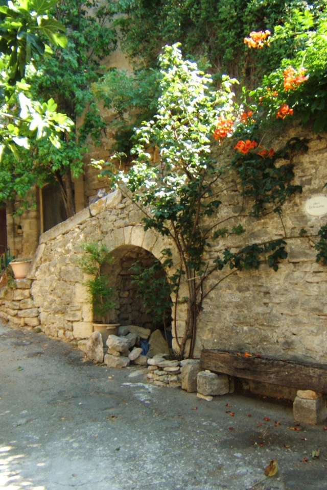 Старинная улочка в Провансе, Франция