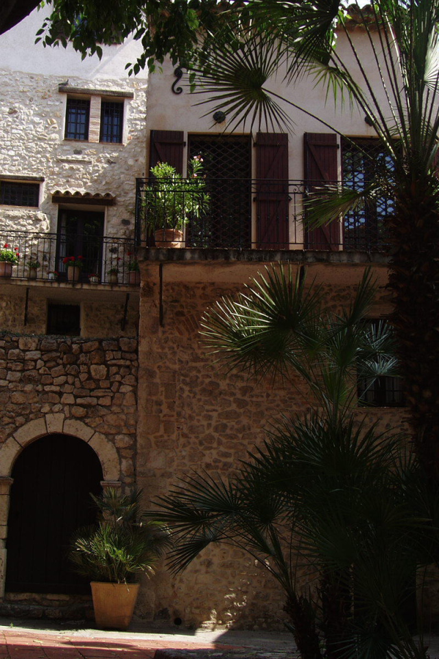 Тихий дворик на курорте Антибы, Франция