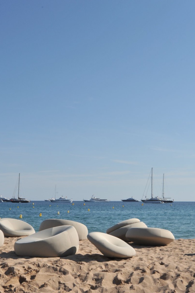 Отдых на пляже в Каннах, Франция