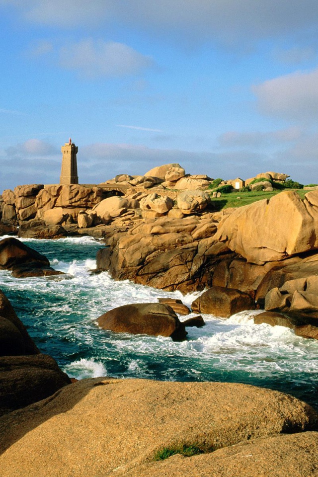 Скалы у берега в Бретань, Франция