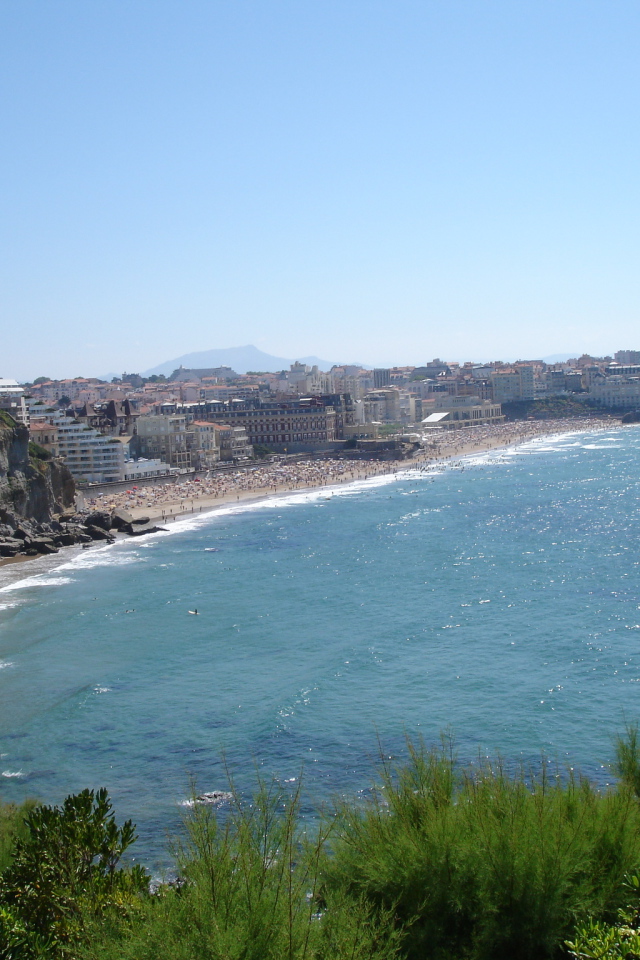 Скалы у берега на курорте Биарриц, Франция