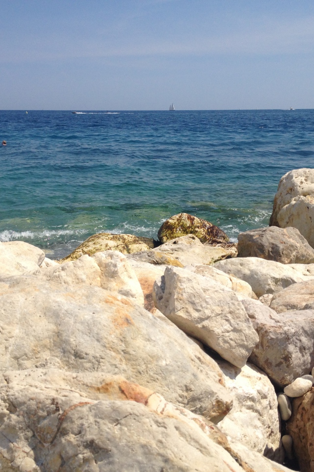 Каменистый берег в городе Ницца, Франция