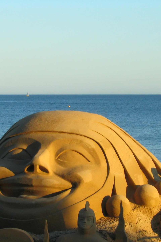Песчаная скульптура на курорте Ла Боль, Франция