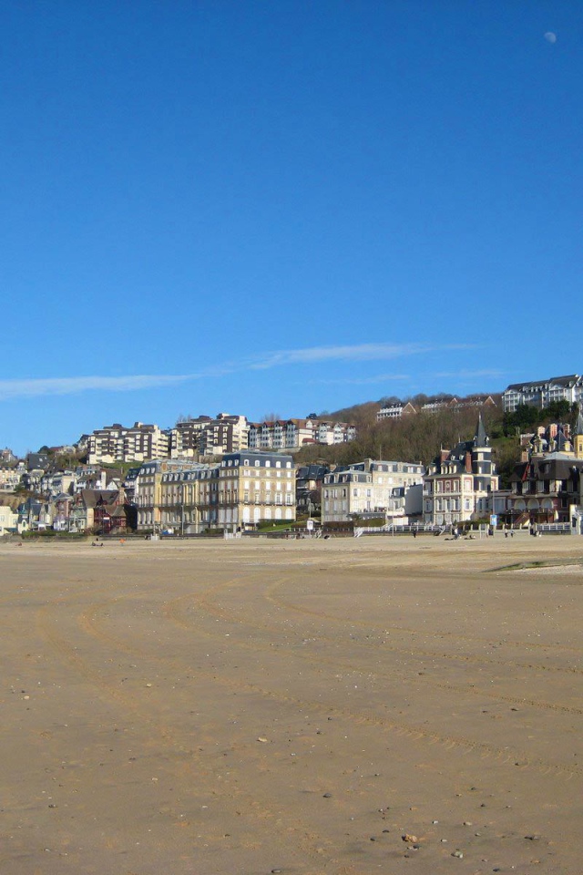 Песчаный пляж на курорте Довиль, Франция