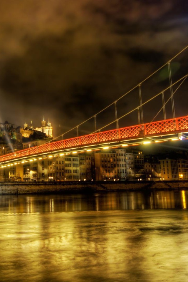 Сияющий мост в городе Лион, Франция