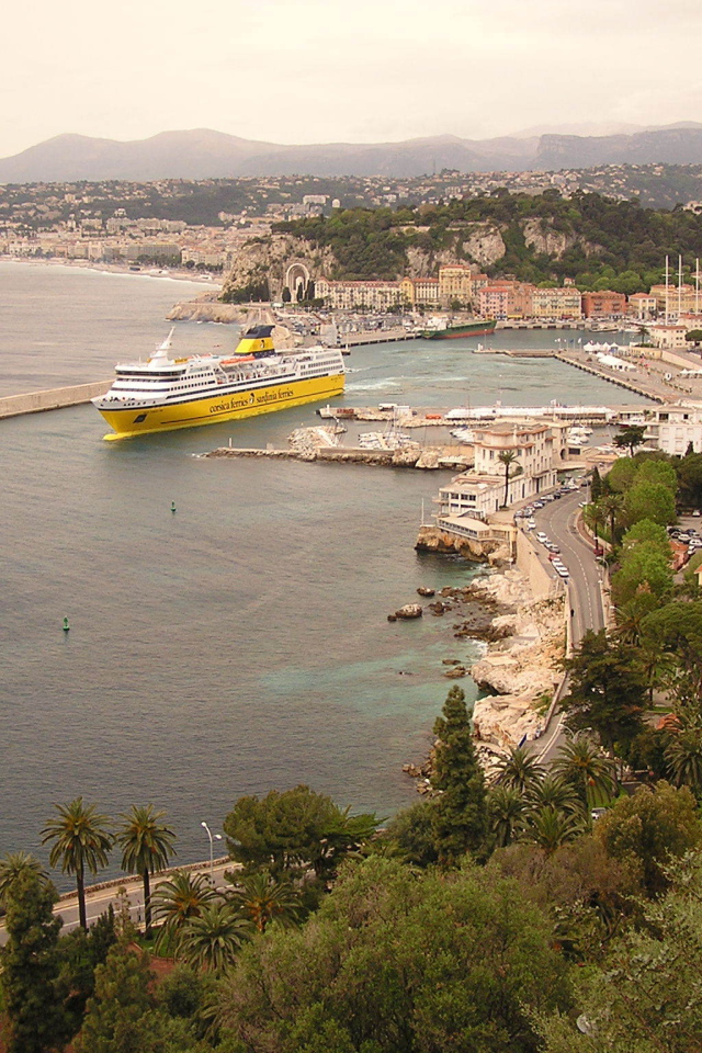 Лайнер в порту в городе Ницца, Франция