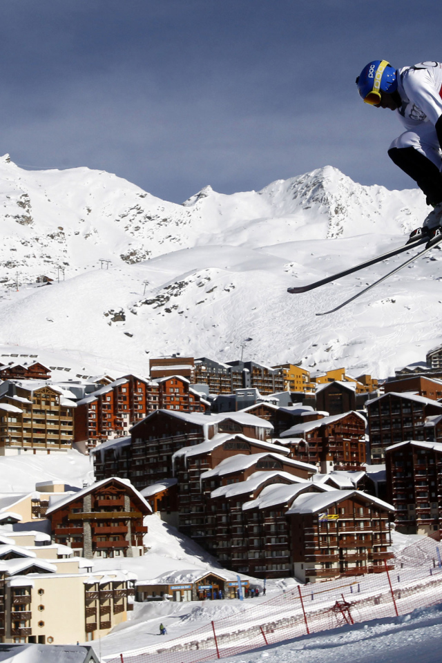 Лыжник на горнолыжном курорте Валь-Торанс, Франция