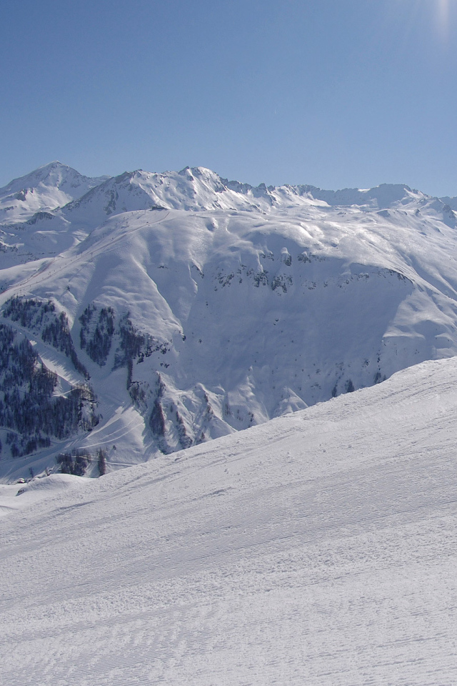 Катание на лыжах на горнолыжном курорте Валь д'Изер, Франция