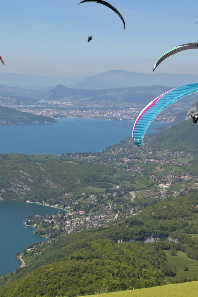 Парашютисты в городе Аннеси, Франция
