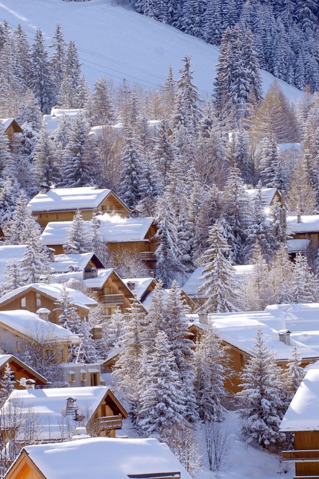 Заснеженные дома на горнолыжном курорте Мерибель, Франция