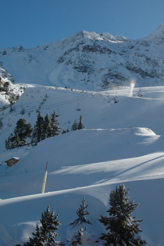 Заснеженные склоны на горнолыжном курорте Лез Арк, Франция