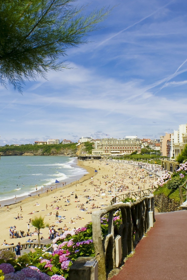 Лестница на пляж на курорте Биарриц, Франция