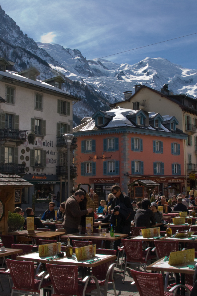 Уличное кафе на горнолыжном курорте Межев, Франция