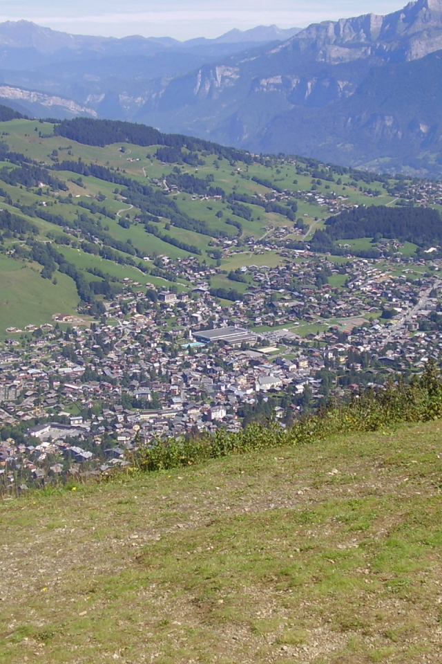 Летний пейзаж на горнолыжном курорте Межев, Франция