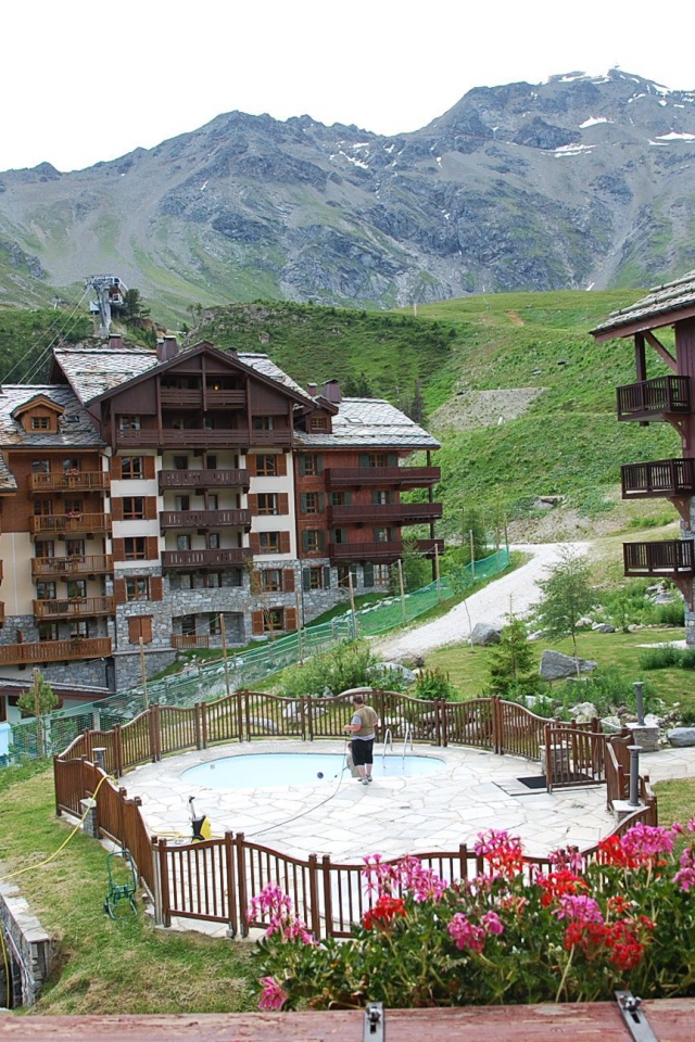 Летний пейзаж на горнолыжном курорте Лез Арк, Франция