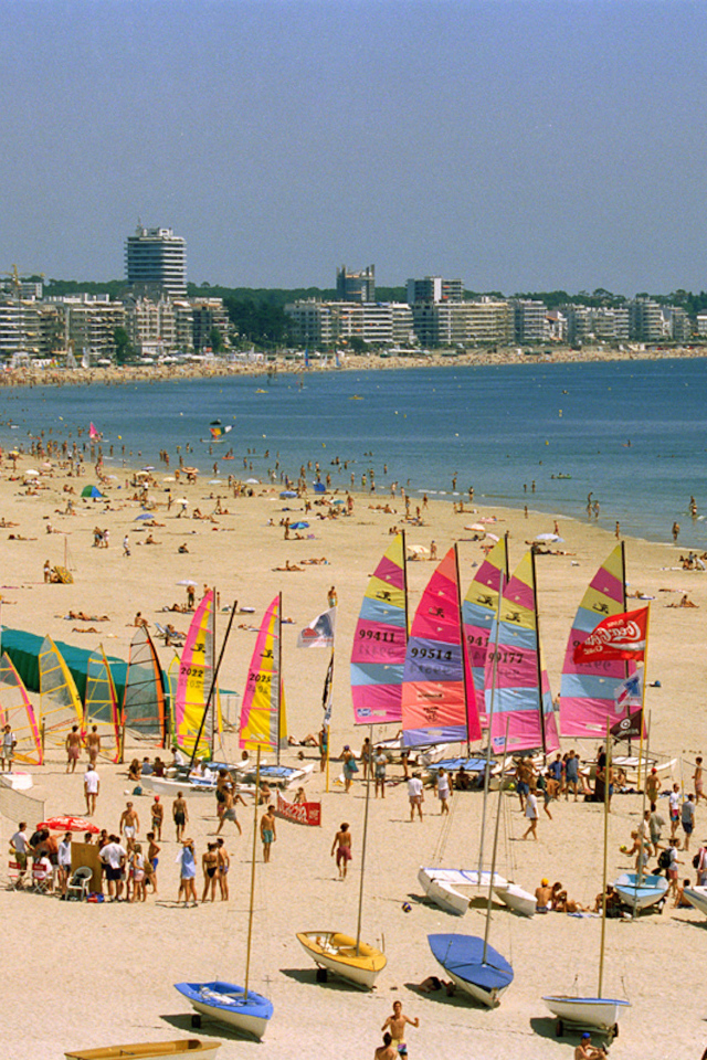 Летний отдых на пляже на курорте Ла Боль, Франция