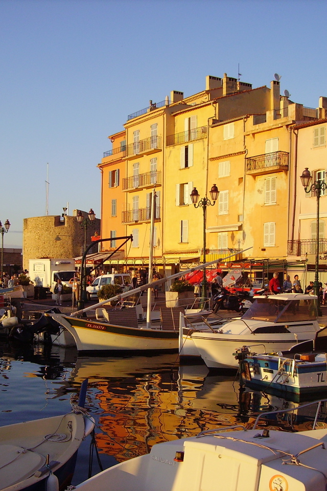 Закат в порту на курорте Сен-Тропе, Франция