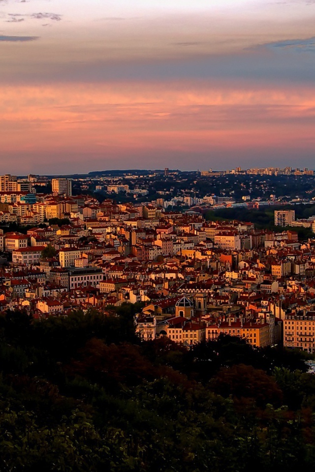 Закат в городе Лион, Франция