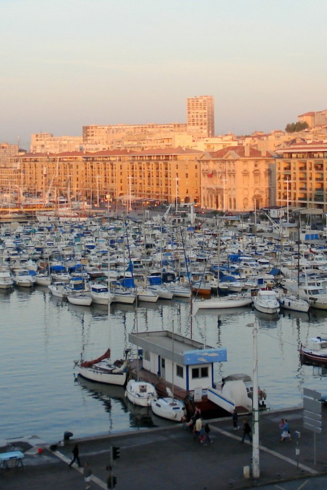 Закат в порту в городе Марсель, Франция