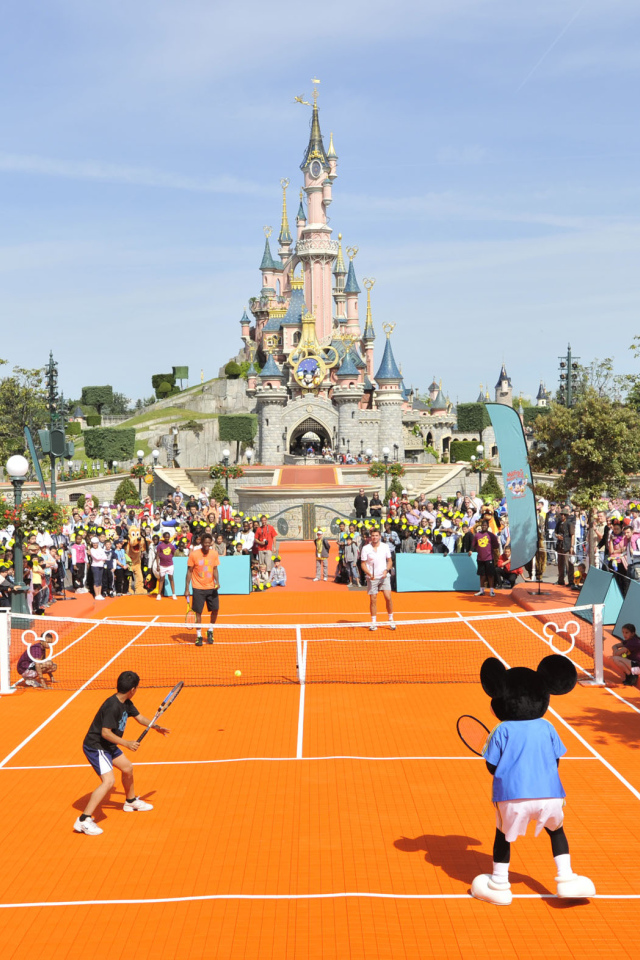 Теннисный корт в Диснейленде, Франция