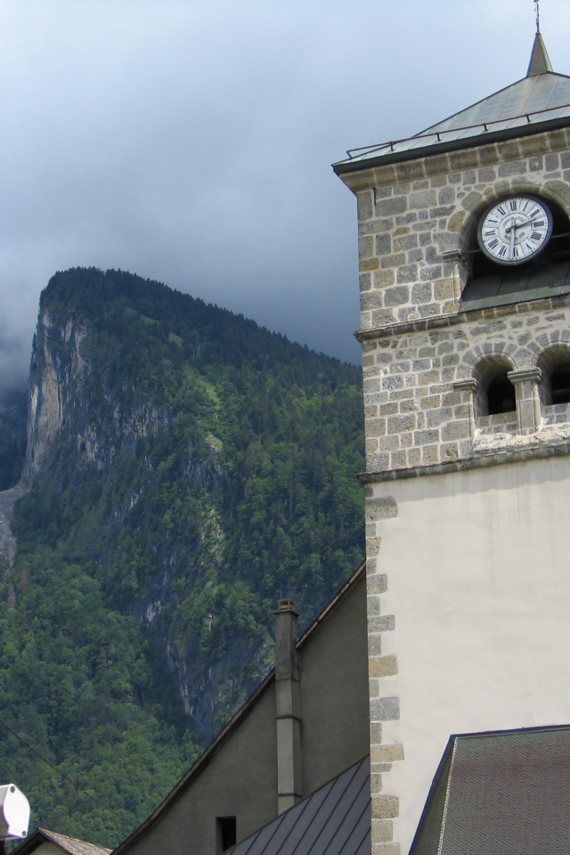 Башня с часами на горнолыжном курорте Самоен, Франция