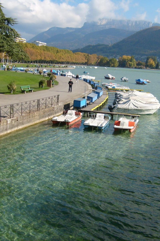 Набережная озера в городе Аннеси, Франция