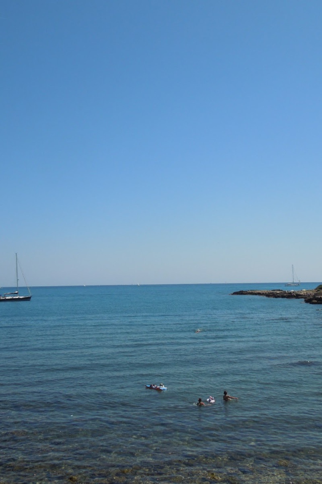 Море на курорте Антибы, Франция