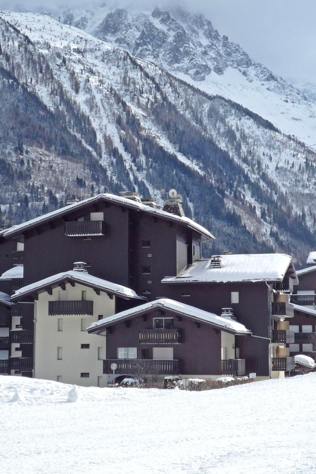 Городские здания на горнолыжном курорте Самоен, Франция