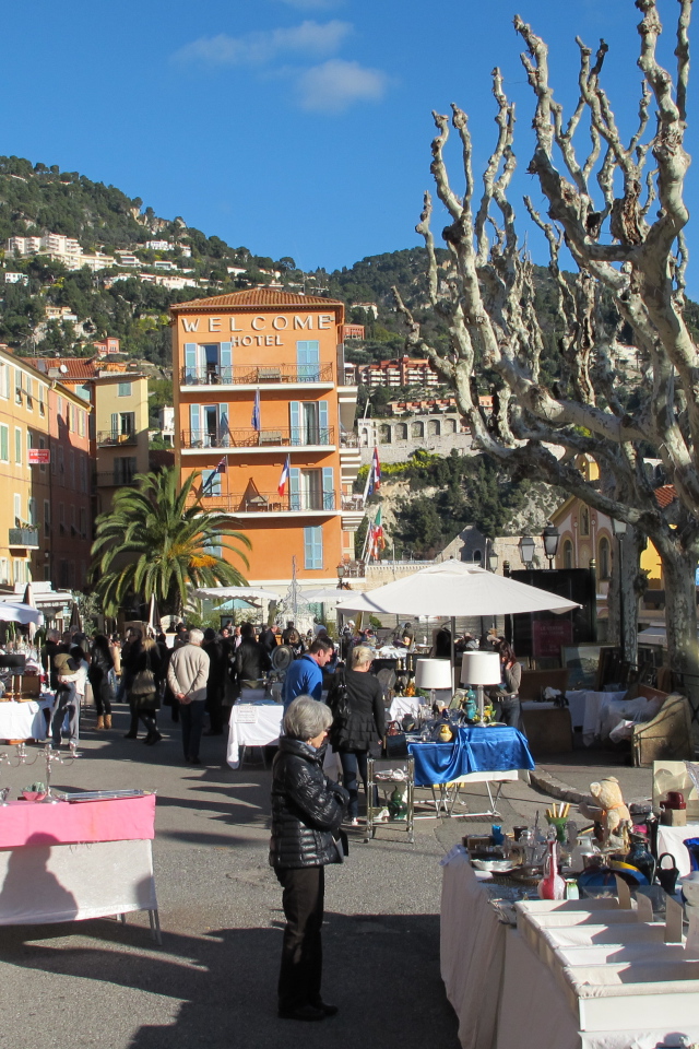 Прогулка по улице на курорте Эз, Франция