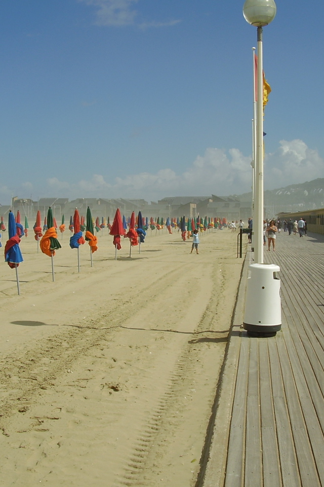 Прогулка по набережной на курорте Довиль, Франция