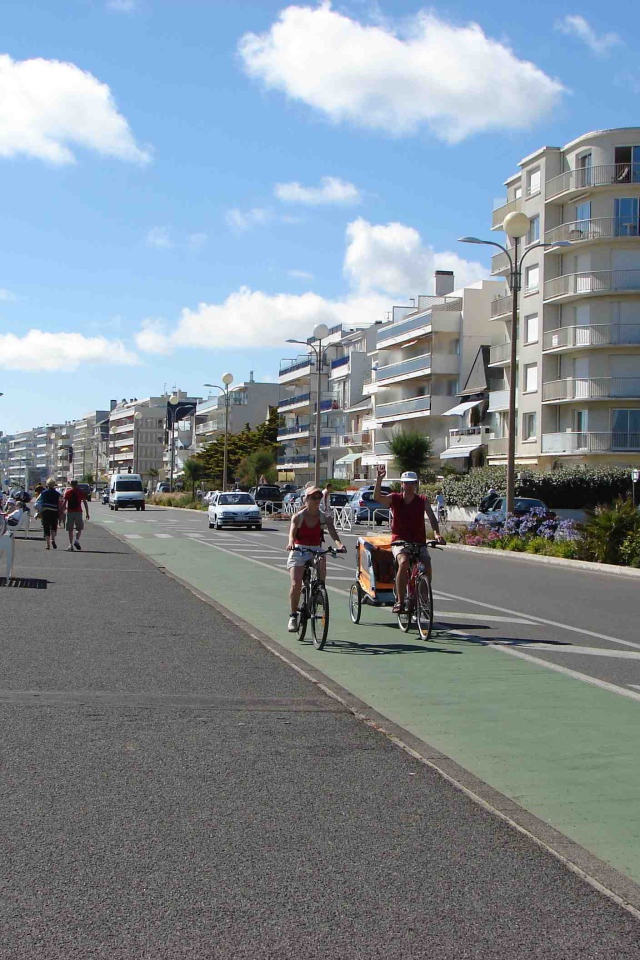 Прогулка по набережной на курорте Ла Боль, Франция