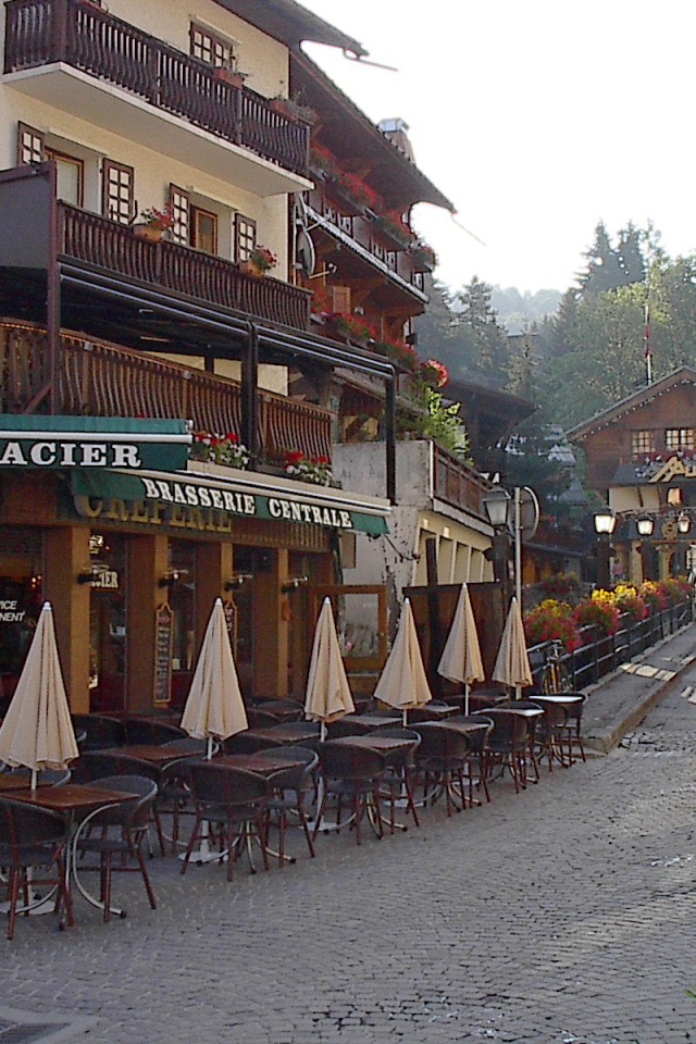 Прогулка по улице на горнолыжном курорте Межев, Франция