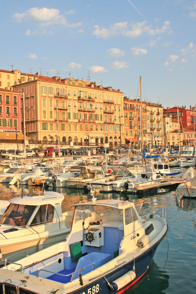 Яхты в порту в городе Ницца, Франция