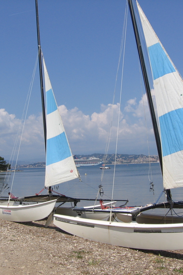 Яхты на берегу на курорте Мирамар Круести, Франция